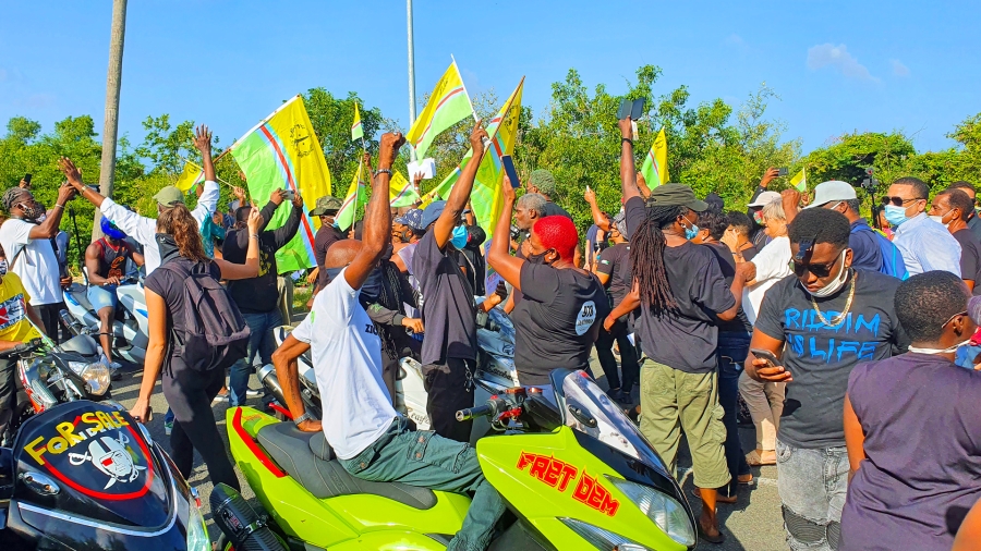 Photo d’archive du 16 septembre 2020, avec des milliers de personnes dans la rue, brandissant le drapeau de l’unité saint-martinoise, en protestation à la fermeture de la frontière décidée par la représentante de l’Etat dans le cadre de la crise sanitaire.