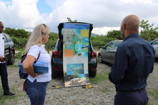 Anne-Marie Bouillé, directrice du Conservatoire du Littoral présente les grandes étapes de l’aménagement de la plage  du Galion à Daniel Gibbs, Président de la Collectivité. C’est la Collectivité qui assurera l’entretien du lieu.