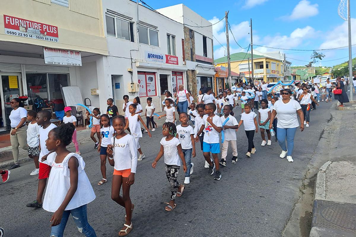 Des centaines d’enfants défilent dans Marigot pour faire entendre leurs droits