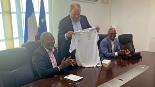 Louis Mussington très heureux de recevoir son maillot Concacaf des mains du Président Victor Montagliani en présence d’Aristide Connor, Président de la Ligue de Football de Saint-Martin.