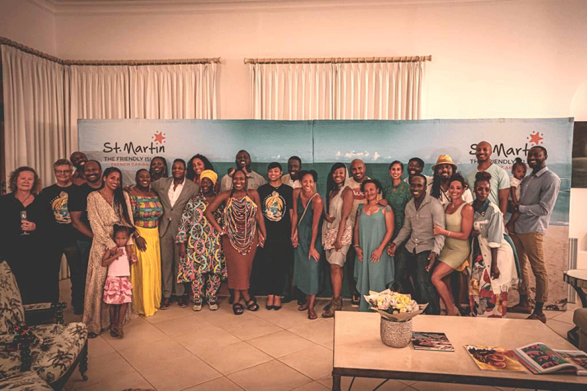 Les chorégraphes, danseurs, coachs, réunis à la Samanna pour leur dernière journée du séminaire Art Saves Lives Fondation autour de Nicole de Weever (habillée en noir au centre)
