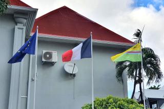 Le Saint-Martin Unity Flag hissé sur le parvis de la Collectivité