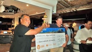 Damien Sineau de Alphanova remet un premier chèque de 12 000 euros  à Nicolas Maslach de la Réserve Naturelle