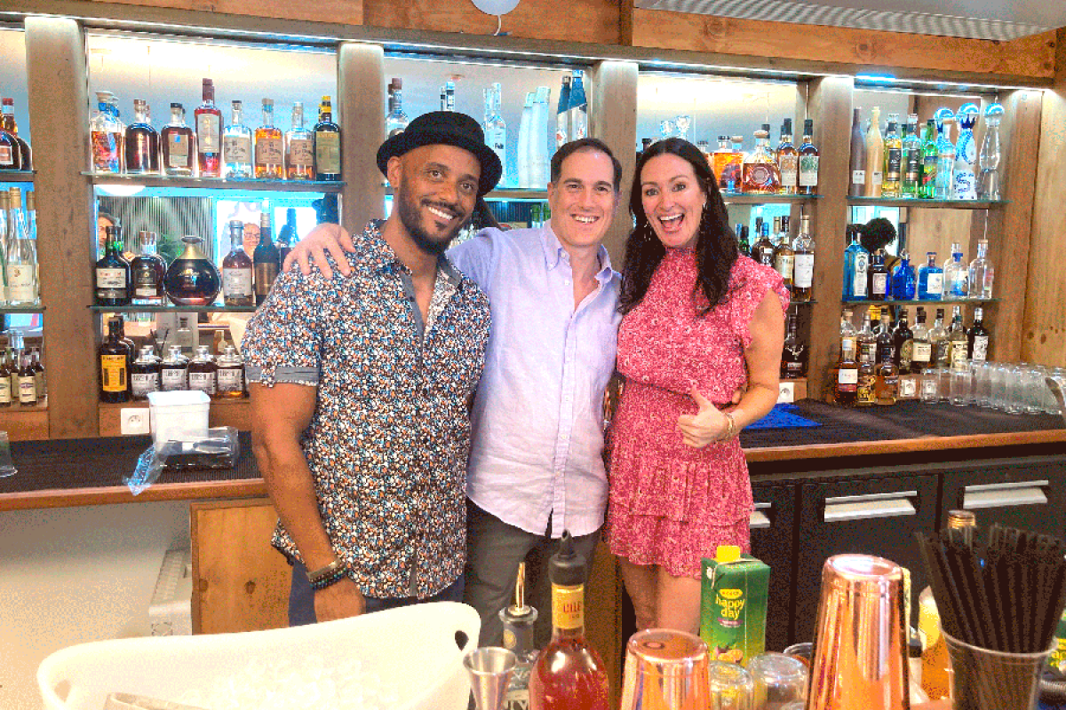 De gauche à droite : Arthur Sutley, Mia Mastroianni et Phil Wills, experts et juges du concours de mixologie organisé par l’Office de Tourisme.