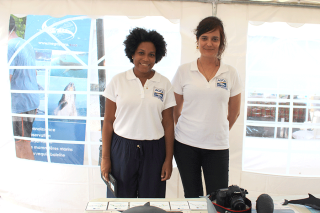 Axelle Dorville, chargée de communication et Laurie Hec, directrice déléguée sur le stand du sanctuaire AGOA à la Fête de la Baleine.