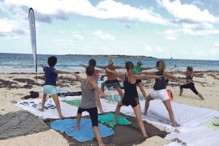 Loisirs : Cours de Yoga gratuits sur la plage d’Orient Bay