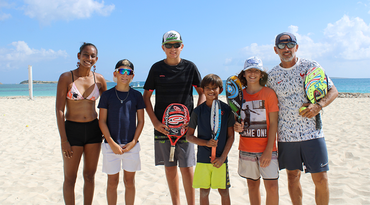 Virginie (KKO BC), Jules (FCBT), Maxime (FCBT), Themis (KKO), Léo (KKO), William Breton (Président de la commission Beach Tennis de Guadeloupe) jeudi matin sur la plage de la Baie Orientale pour la première session de détection des jeunes talents du Beach Tennis.