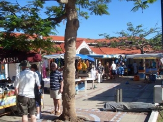 Des emplacements sont disponibles sur le Marché touristique de Marigot