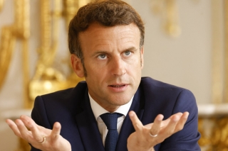 Le Président Macron évoque la possible réintégration des personnels soignants suspendus
