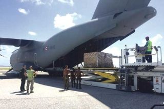 Coopération : une aide des Pays-Bas arrivée à bord d’un Airbus A400 des forces armées françaises à Juliana