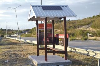Sint Maarten installe des arrêts de bus à énergie solaire