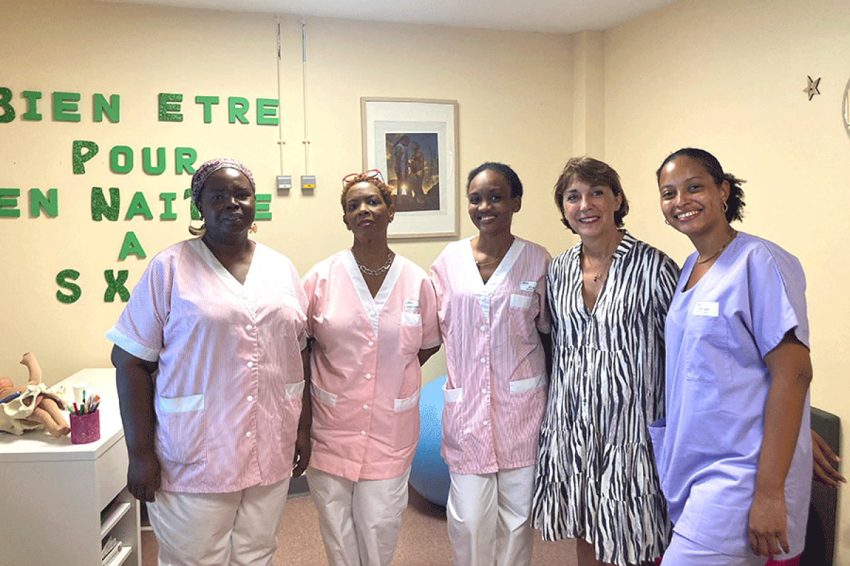 Carole Bocquet (cadre sage-femme), Marilyn Darasse-Gournet (à l’origine de l’aterlier Puériculture), Jocia Joly et Océane Blairon (sage-femmes à l’origine du projet PNP) entourant Marie-Antoinette Lampis (directrice de l’hôpital).