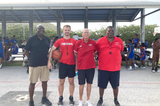 De gauche à droite : Charles Henri Palvair (Comité Territorial de Basketball des Îles du Nord), coach Yan Jenei (University of Atlanta), Coach Gordon Gibbons (Coach Hall of fame, NCAA) et coach Bruno Brigitte (American High school).