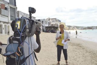 Catherine Matausch, présentatrice de l’édition du week-end de France 3, endirect depuis la plage  de Grand Case