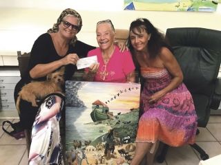 L’artiste Mounette Radot fait un don à I Love My Island Dog