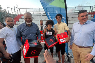La Collectivité remet des casques pour deux-roues aux jeunes de Sandy Ground