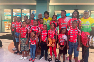 Un accueil triomphal pour les cyclistes Saint-Martinois à l’aéroport de Grand-Case