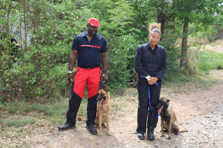 Onyx avec l’adjudant-chef Justin Gibbs et Talya avec le caporal Célia Daisey.