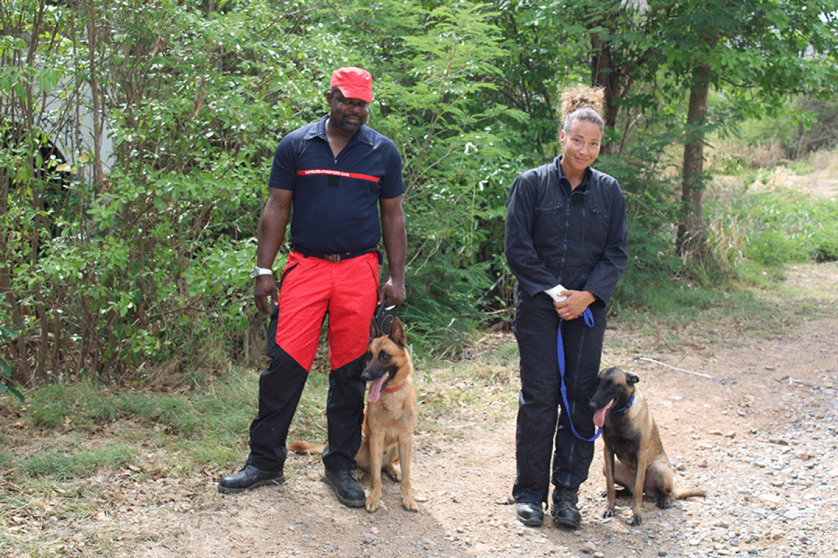 Onyx avec l’adjudant-chef Justin Gibbs et Talya avec le caporal Célia Daisey.