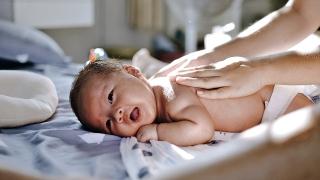 Masser son bébé