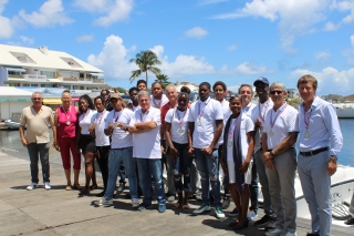 Les treize élèves de la section maintenance nautique du lycée professionnel, de retour du Boat Show, avec l’équipe encadrante et les partenaires.