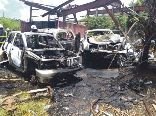Des véhicules prennent feu dans un garage abandonné