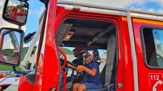 Toujours une grande fierté d’actionner la sirène du camion rouge, coiffé du casque de pompier !
