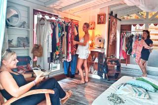 Chaque vide-dressing dure une semaine et se situe à Cul de Sac sur la route qui mène à l’éco-site.