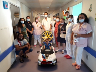 Le Rotary offre une voiture électrique au service pédiatrie de l’hôpital