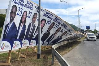 Elections de Sint Maarten : les panneaux électoraux en tombent sur la voie publique !