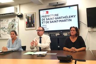 Le secrétaire général de la préfecture, Fabien Sésé, entouré à gauche de Nicole Hum (DAAF) et à droite de Valérie Fonrose, présidente de l’établissement de gestion et d’exploitation de l’abattoir et conseillère territoriale.