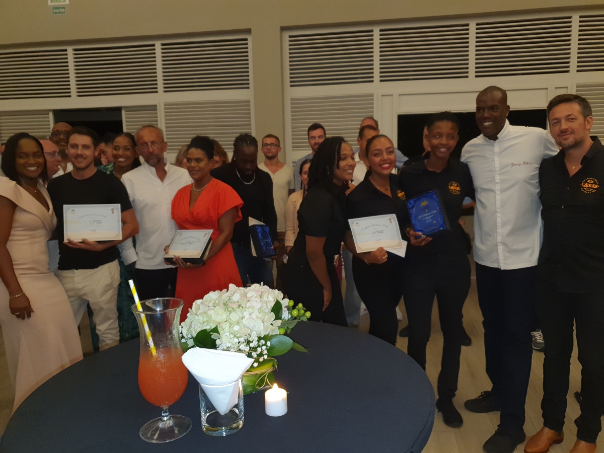Les gagnants entourés des parrains. A droite de la photo le staff du restaurant l&#039;Atelier (Meilleur restaurant de ville) avec le chef Pibrac et à gauche, Sandy et le Coco Beach avec le chef Portos.