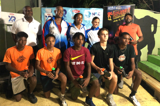 Marc Ménard, François Carty, Josephine Elvina Matthew, Saraly Keller et les jeunes du club de basket GC Thunderz