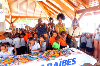 Distribution de matériel scolaire dans les écoles de Quartier d’Orléans et Sandy Ground