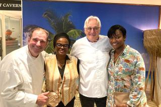 Le chef Jérôme Ferrer, Dominique Démocrite Louisy, 3e vice-présidente de la Collectivité, Roland Del Monte, meilleur ouvrier de France et Valérie Damaseau, Présidente de l’Office de Tourisme, lors de l’inauguration de Trésors des Caraïbes.