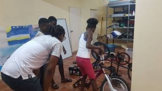 Réparation de vélos, lecture et écriture, jeux… activités à gogo pour les enfants de Madtwoz Family