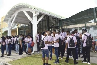 Mercredi matin, les élèves refusaient de rentrer dans le Lycée Polyvalent de Marigot. 
