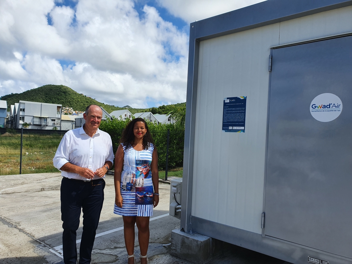 Nicolas de Fontenay, président et Yasmine Morice, assistante de direction  et responsable des études de Gwad&#039;Air,  étaient à Saint-Martin pour inaugurer la nouvelle station de mesures de la qualité de l&#039;air.