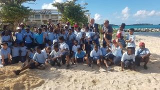 Les élèves des trois classes de CM1 de l&#039;école Aline Hanson étaient conviés par le SXM Festival à participer  à la plantation des 150 cocotiers sur la plage de Sandy Ground. 