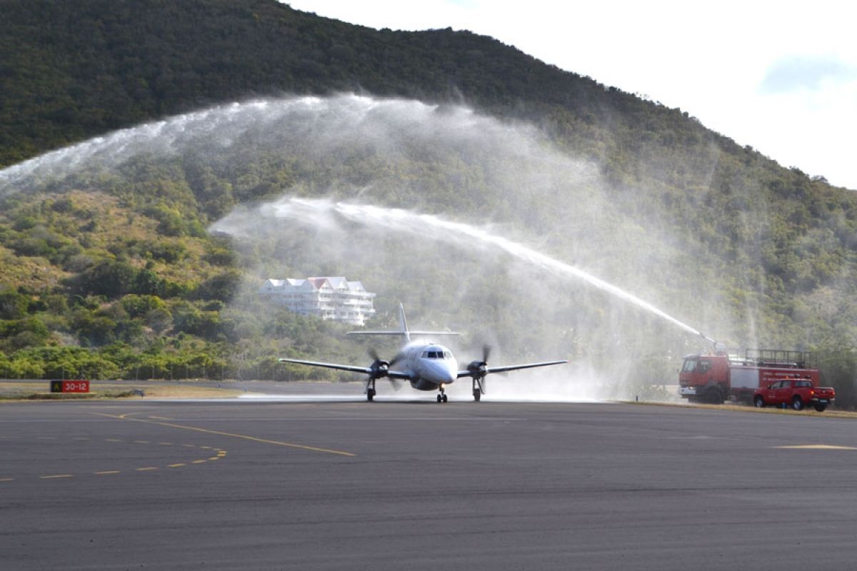 Le Jet Stream de la compagnie Ava Air accueilli par les jets d’eau lancés par les camions de pompier.