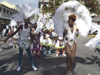 Carnaval : plumes, strass et paillettes ...
