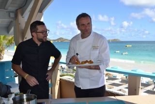 Chef Anthony Lebrec de la Playa, et Chef Damien, en pleine dégustation d’accras de morue. 