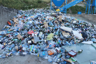 Alors que dans ce tas déversé ne devraient être présents que des déchets de verre, les plastiques et autre déchets en métal prédominent… De fait, ici, pour être valorisés, les déchets doivent être « re-triés », engendrant d’importants coûts.