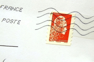 Envoyer une e-lettre rouge : le nouveau défi de la Poste à ses usagers