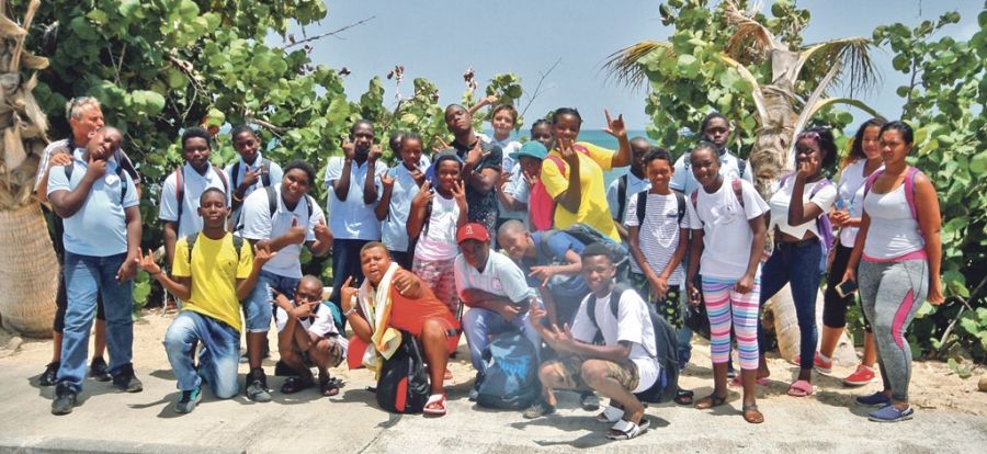 Des élèves du collège Mont des Accords nettoient la mangrove de Galisbay