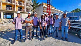 Moïse, Malik, Chloé, Hedson, Wally, Napoléon et Elliot, les étudiants en BTS Bois et Habitat accompagnés de leur professeur Philippe Detoc, ont visité la semaine dernière le chantier de construction de la charpente de l’Hôtel Le Beach réalisé par la société G3C.